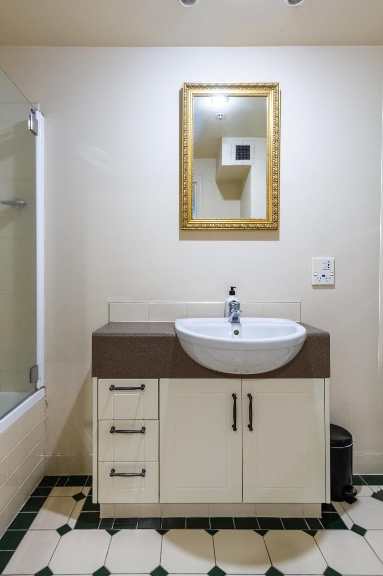 Beauty In The Cbd - 1Bed Free Parking Pool Apartment ไครสต์เชิร์ช ภายนอก รูปภาพ