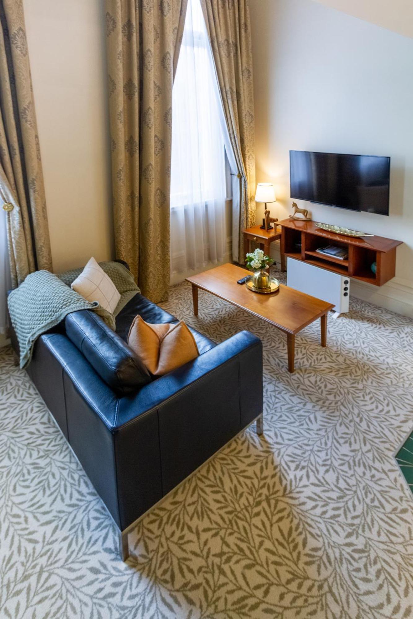 Beauty In The Cbd - 1Bed Free Parking Pool Apartment ไครสต์เชิร์ช ภายนอก รูปภาพ