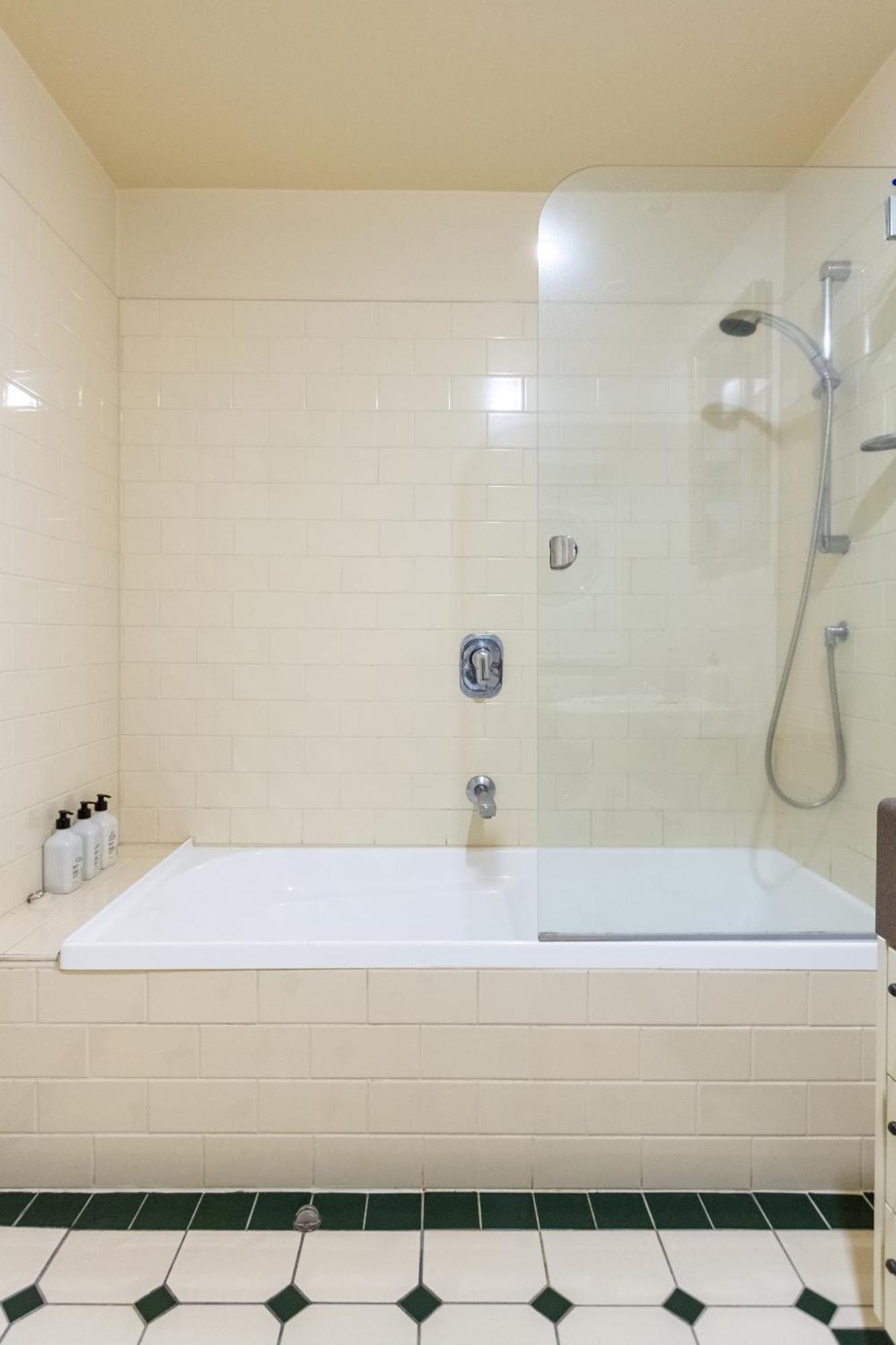 Beauty In The Cbd - 1Bed Free Parking Pool Apartment ไครสต์เชิร์ช ภายนอก รูปภาพ