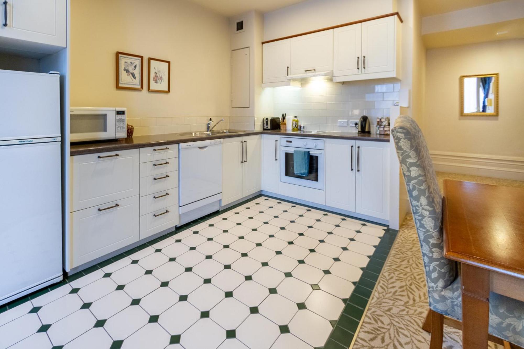Beauty In The Cbd - 1Bed Free Parking Pool Apartment ไครสต์เชิร์ช ภายนอก รูปภาพ